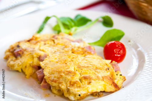 omelet with ham tomato