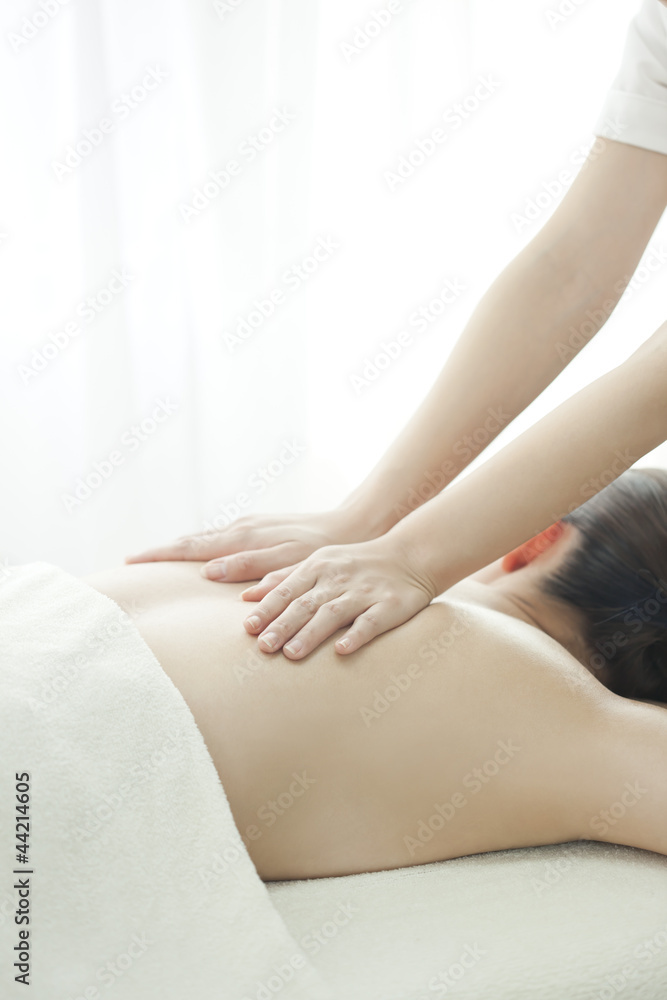 Obraz premium 背中をマッサージするエステティシャン