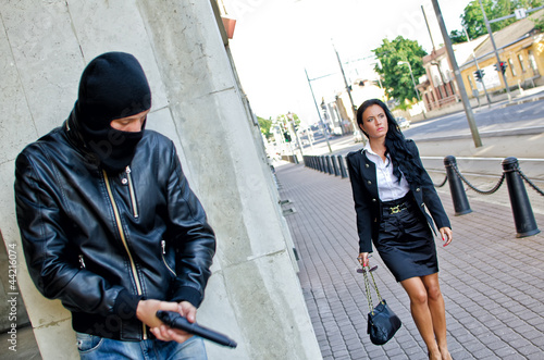 Canvastavla Bandit in mask with gun waiting for victim