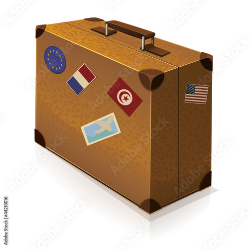 Valise ancienne fermée (reflet)