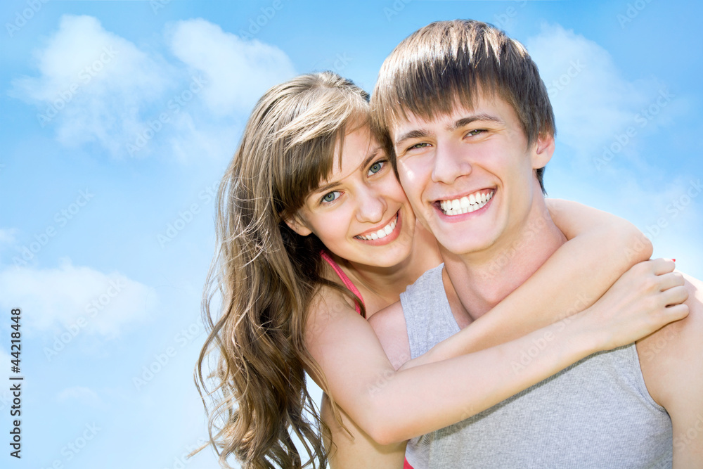 Obraz premium Young woman embracing her boyfrend