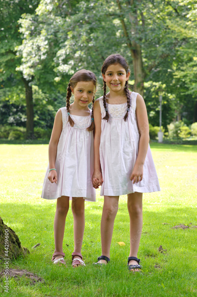 Fototapeta premium zwei Mädchen im Park