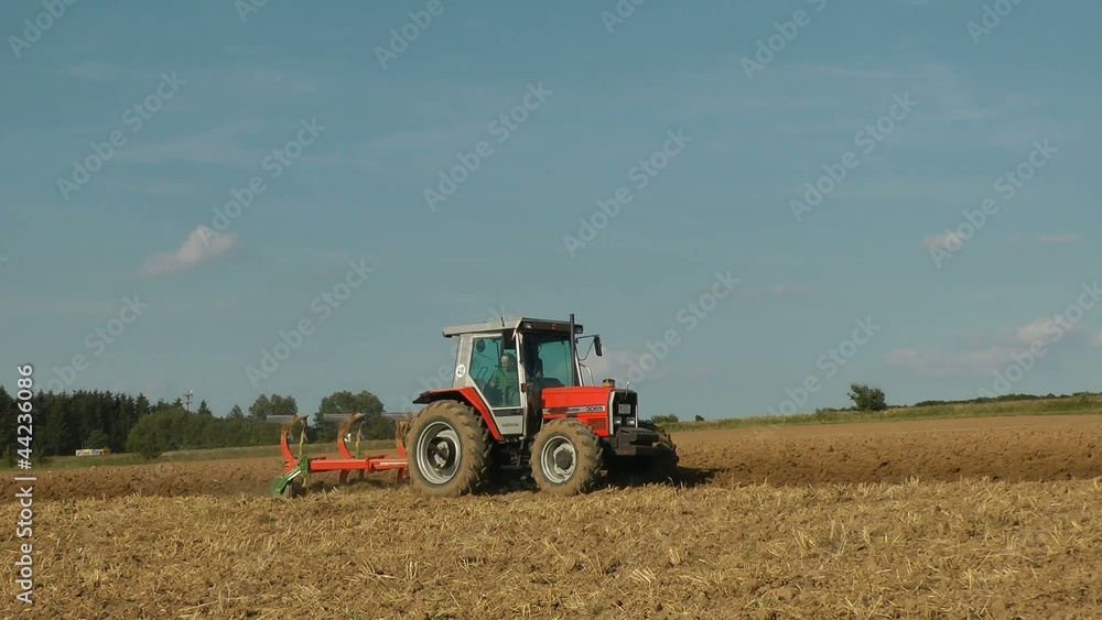 Traktor pflügt