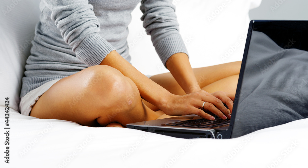 Naklejka premium laptop bed woman happy