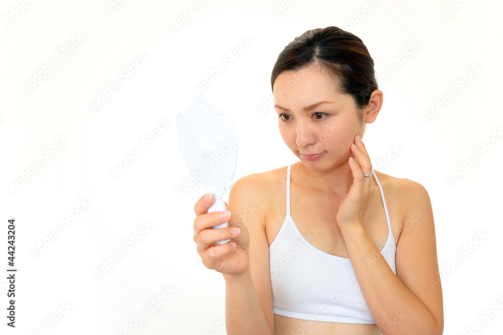手鏡を覗き込む女性