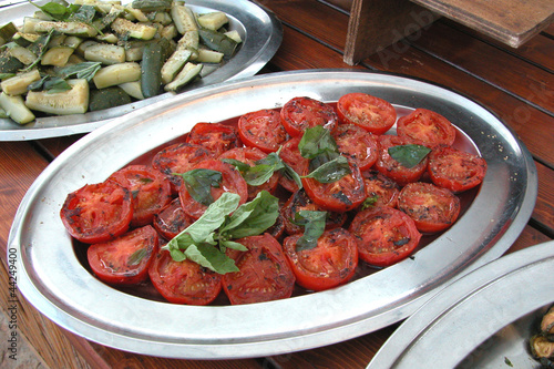 фотографія vassoio di mezzi pomodori al forno