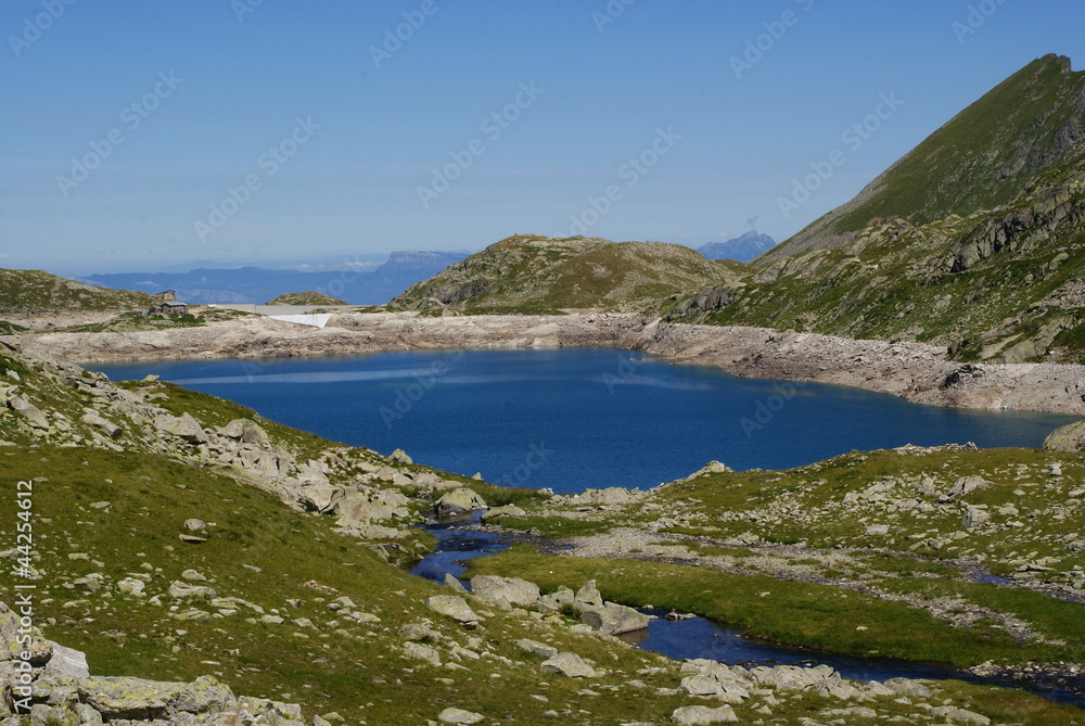 Fototapeta premium Lac de Cottenpens dans le massif de Belledonne.
