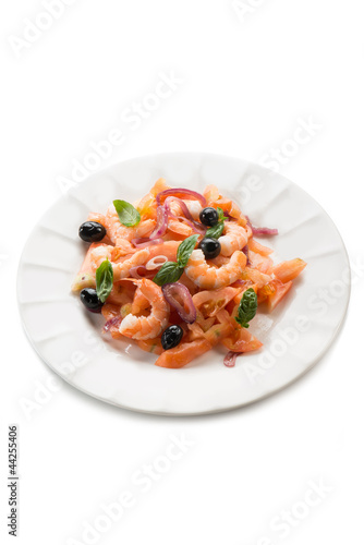 salad with shrimp tomatoes and black olives