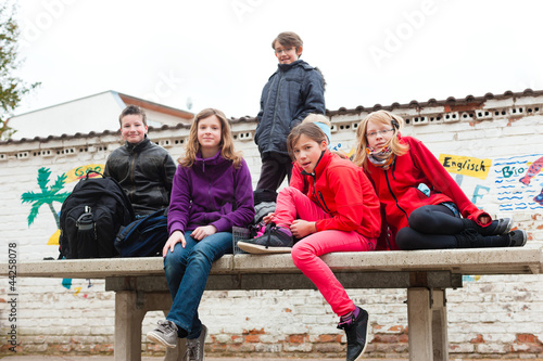 Foto Schulkinder im Pausenhof einer Schule