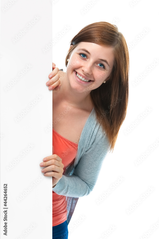 Glückliches Mädchen zeigt mit Finger auf Werbetafel Glückliches Mädchen zeigt mit Finger auf Werbetafel