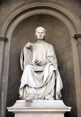 Statue of Arnolfo di Cambio by Luigi Pampaloni. photo