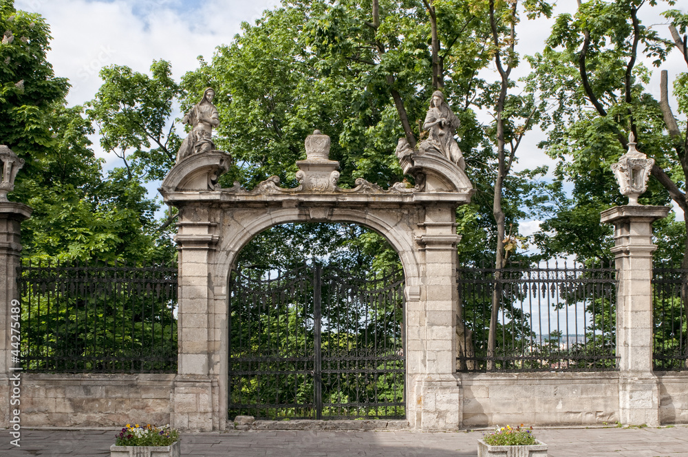 Fototapeta premium Tor bei Sankt-Georgs-Kathedrale in Lemberg