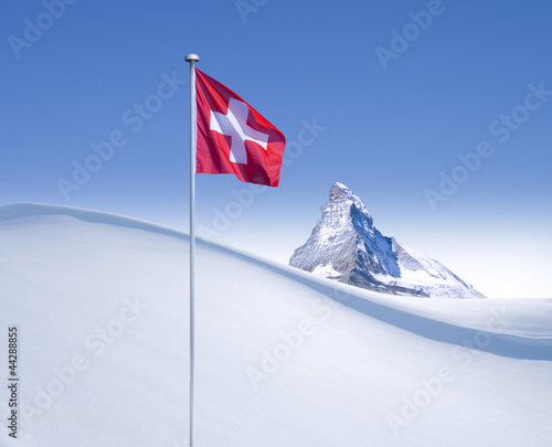 Schweizer Fahne vor Matterhorn