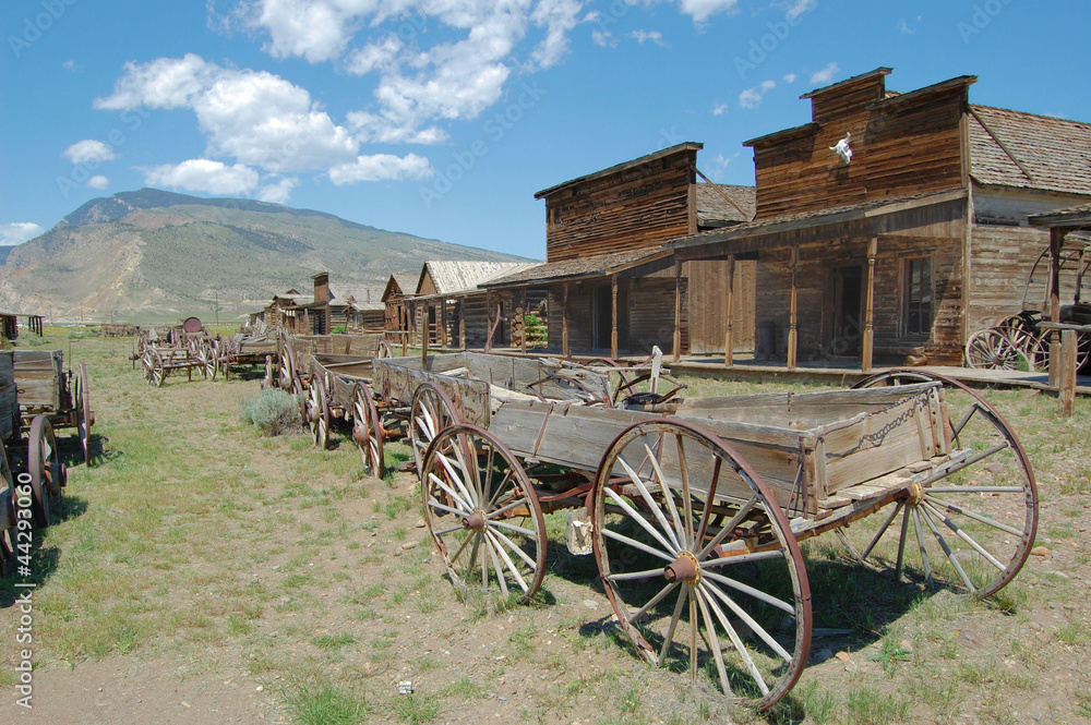 Obraz premium Old Wooden Wagons in a Ghost Town