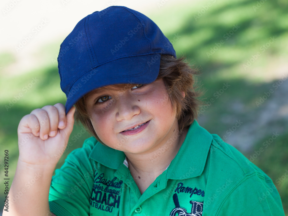 bambino che si tocca la visiera del cappellino bambino che si tocca la visiera del cappellino