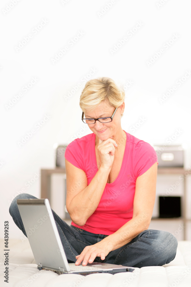 Frau geht zuhause ins Internet Frau geht zuhause ins Internet