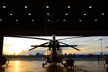 Handdoek met foto Helikopter Silhouet van helikopter in hangar  © num_skyman