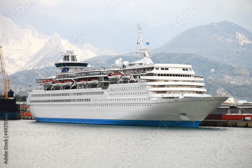large white passengers cruise ship © Federico Rostagno