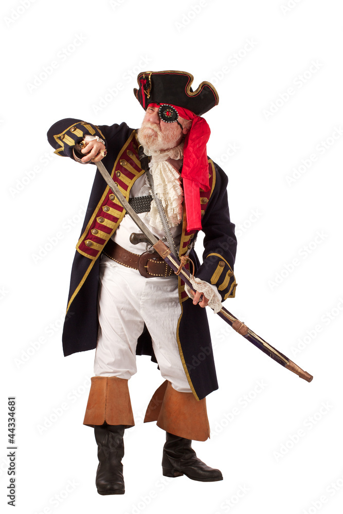 Naklejka premium Klasyczny kapitan piratów w autentycznie wyglądającym kostiumie, stojący na