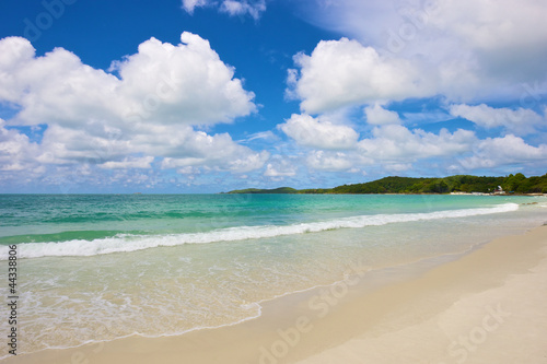 beach and tropical sea under the bright blue sky at summer day © flukesamed