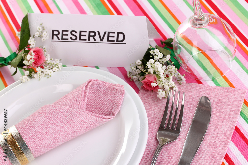 Naklejka premium Table setting with reserved card in restaurant