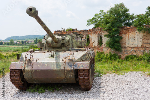 Photos Tank M18 in front of broken house in Croatia