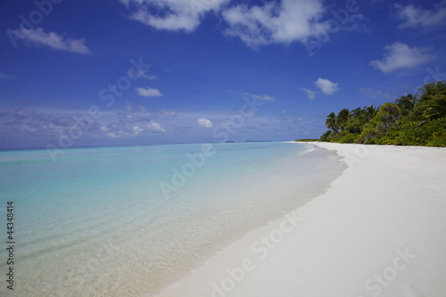 Maldives White Sand Beach Landscape © Global Explorer
