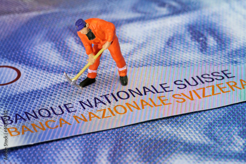 schweizerfranken mit arbeiter