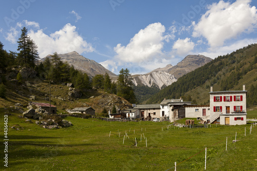 Berge in den Alpen mit Steinhaus im Engadin