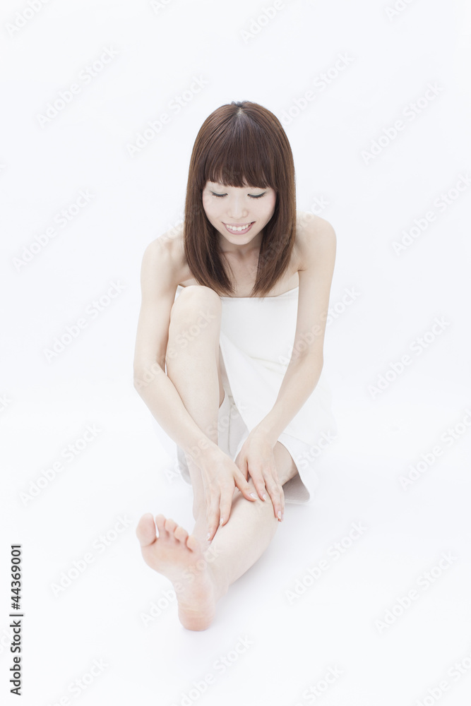 ボディケアする女性 ボディケアする女性