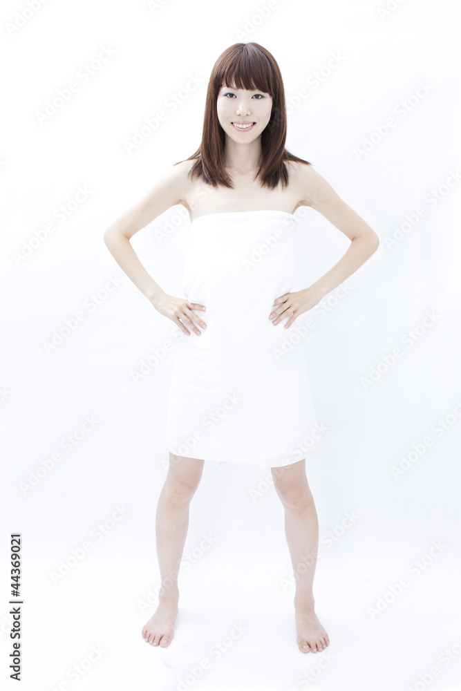 バスタオルを巻いた女性 バスタオルを巻いた女性
