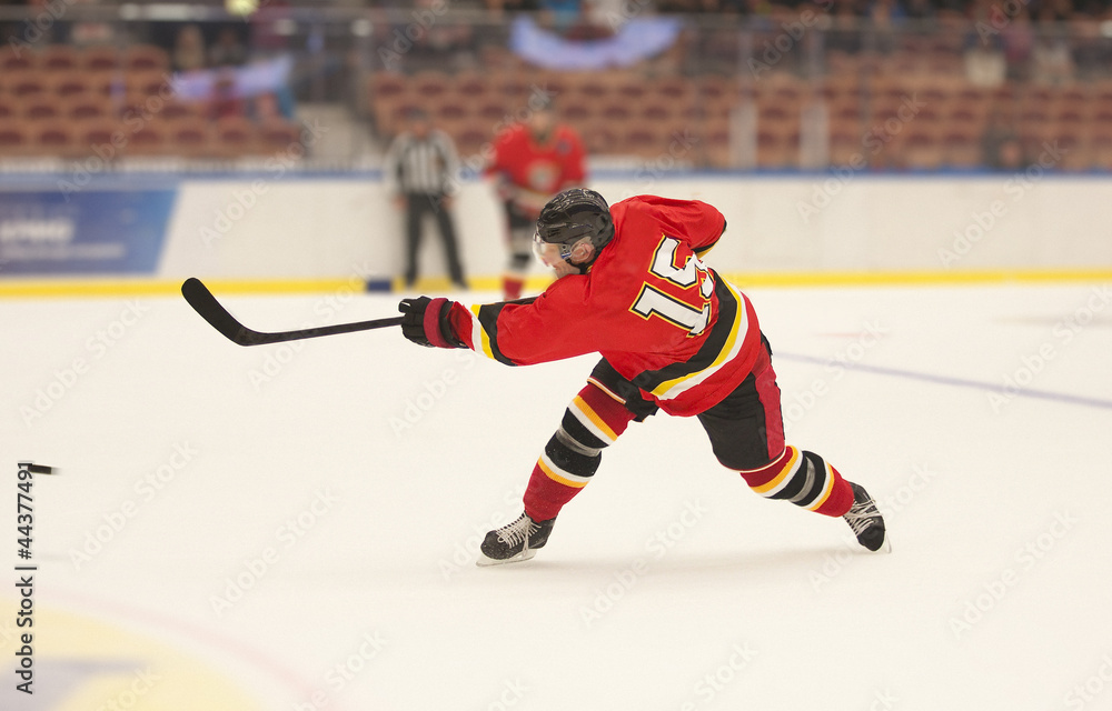 Naklejka premium Ice Hockey Slapshot