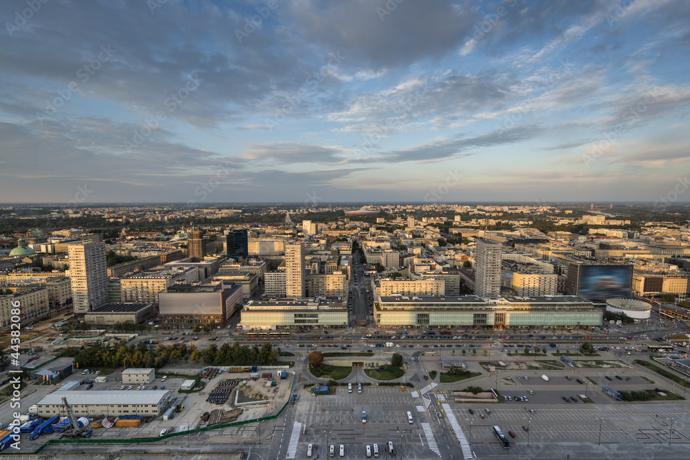 Naklejka premium Panorama miasta Warszawy podczas zachodu słońca