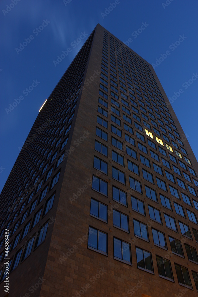 Fototapeta premium Hochhaus am Abend