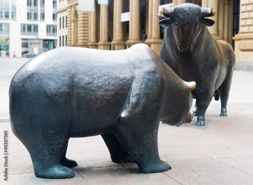 Bulle und Bär Statue bull and bear Skulptur der Frankfurt, germany photo