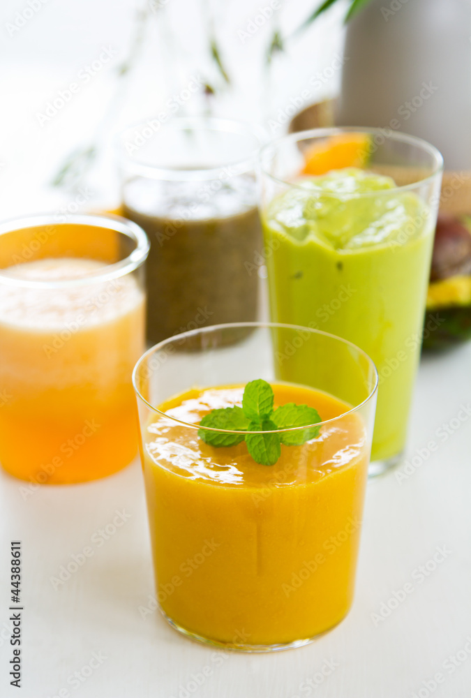 Fototapeta premium Koktajl owocowy [mango, awokado, melon, owoc smoka]