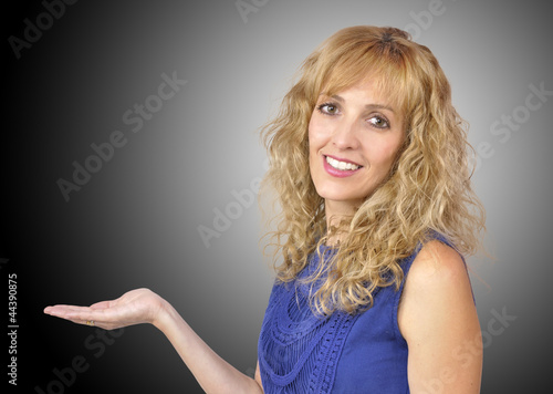 Wallpaper Mural Mujer tendiendo la mano. Torontodigital.ca