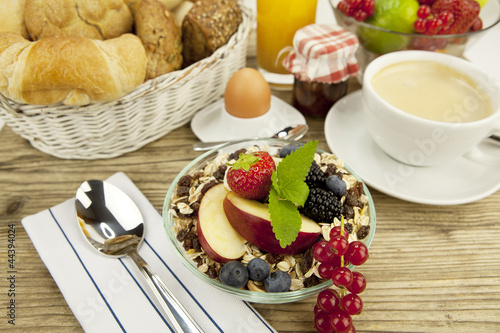 Gesundes frühstück mit cornflakes kaffee und früchten auf ein