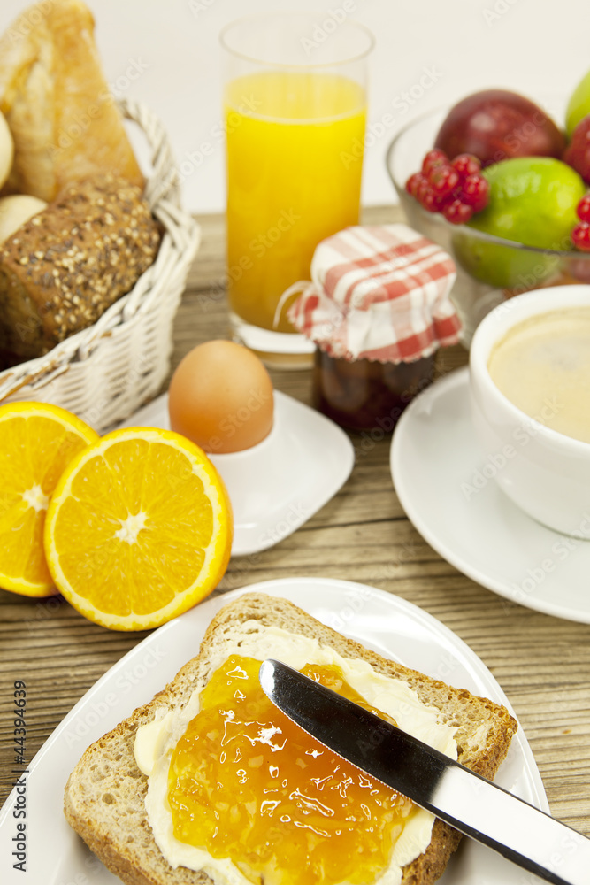 frisches frühstück mit toast und Marmelade auf einem Teller au frisches frühstück mit toast und Marmelade auf einem Teller au