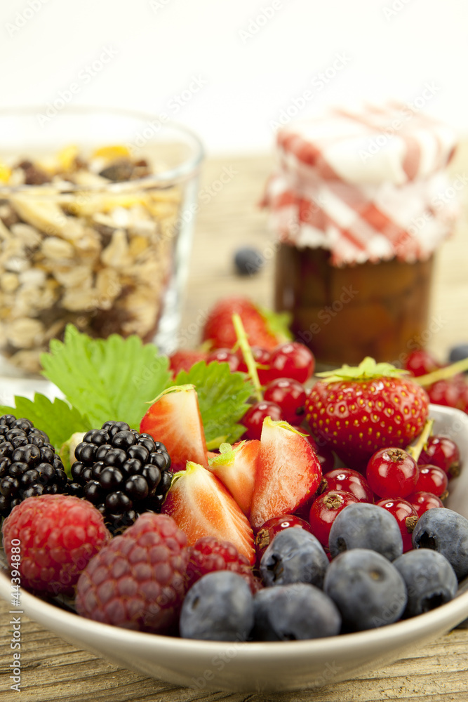 gemischte früchte und beeren in einer schale als nachtisch auf gemischte früchte und beeren in einer schale als nachtisch auf