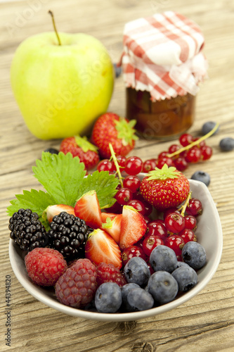 gemischte früchte und beeren in einer schale als nachtisch auf