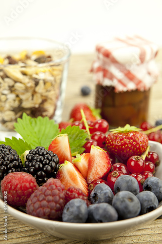 gemischte fr  chte und beeren in einer schale als nachtisch auf