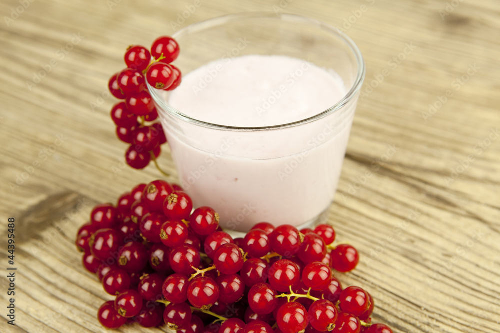 frischer johannisbeer joghurt shake als Nachtisch in einem Glas frischer johannisbeer joghurt shake als Nachtisch in einem Glas