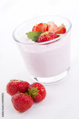frischer erdbeer joghurt shake in einem Glas isoliert auf weiß