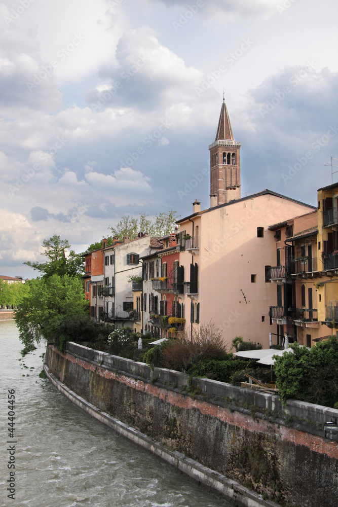 Ufer der Etsch und Kirche Sant Anastasia in Verona