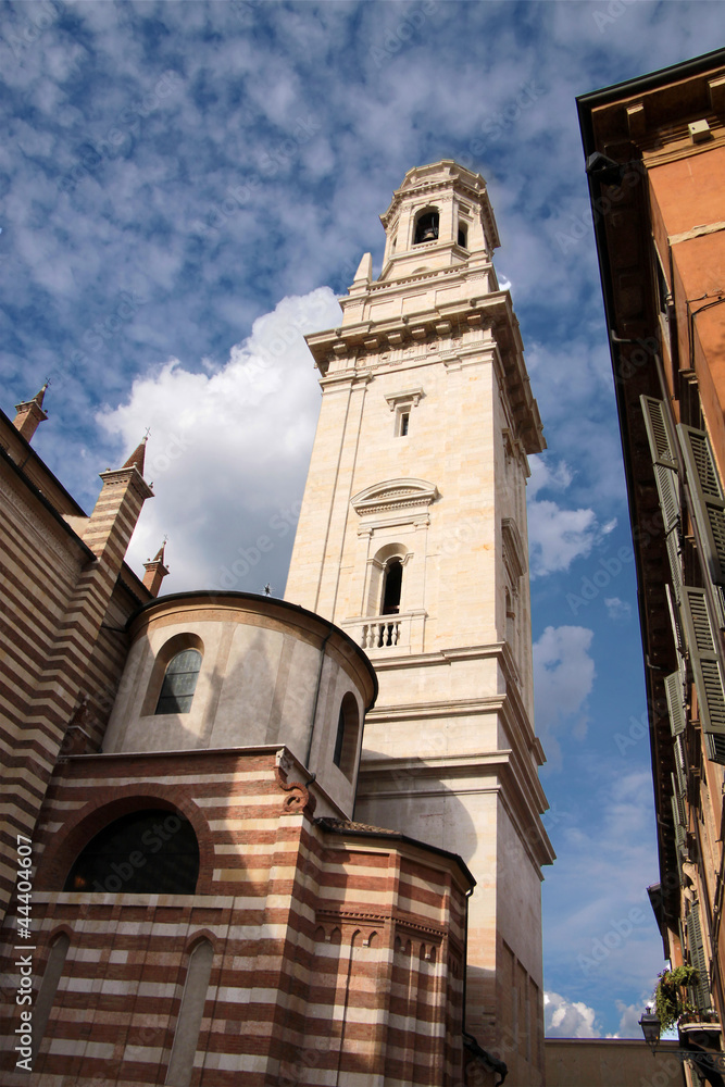 Turm des Doms Santa Maria Matricolare von Verona
