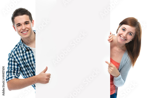 Teenagers mit Werbeschild photo