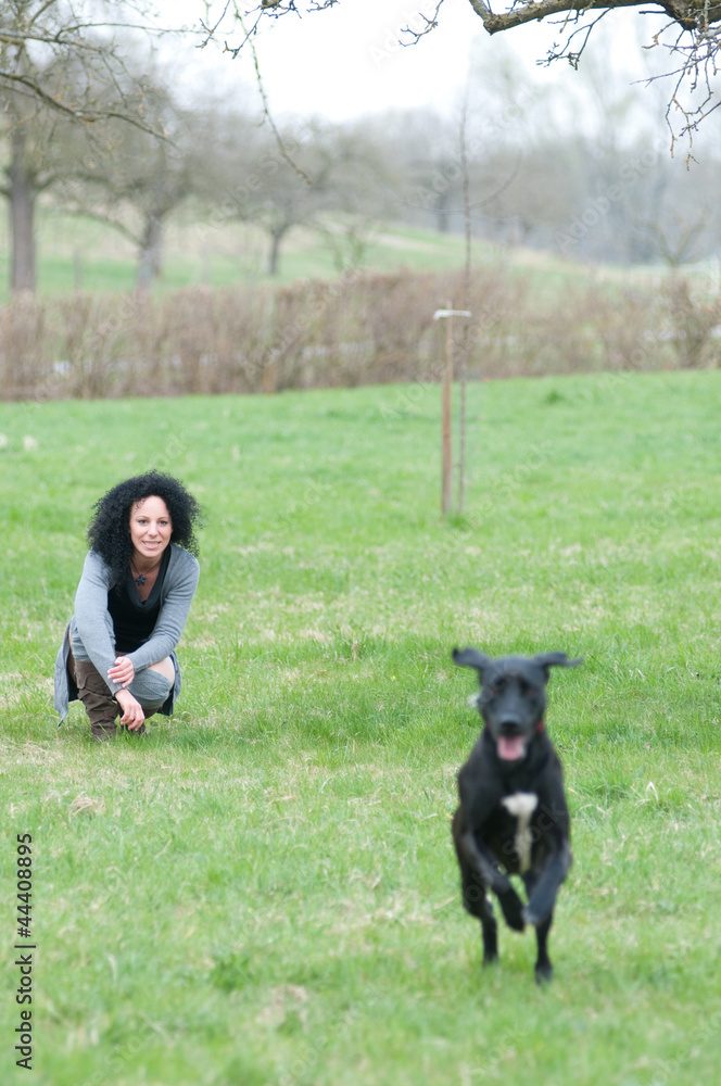 Frau lässt ihren hund rennen