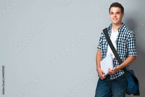 Teenager mit Schultasche
