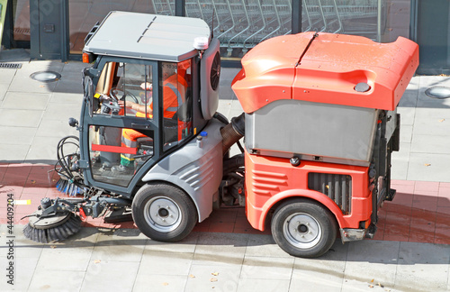 Kompakt-Strassenkehrmaschine photo